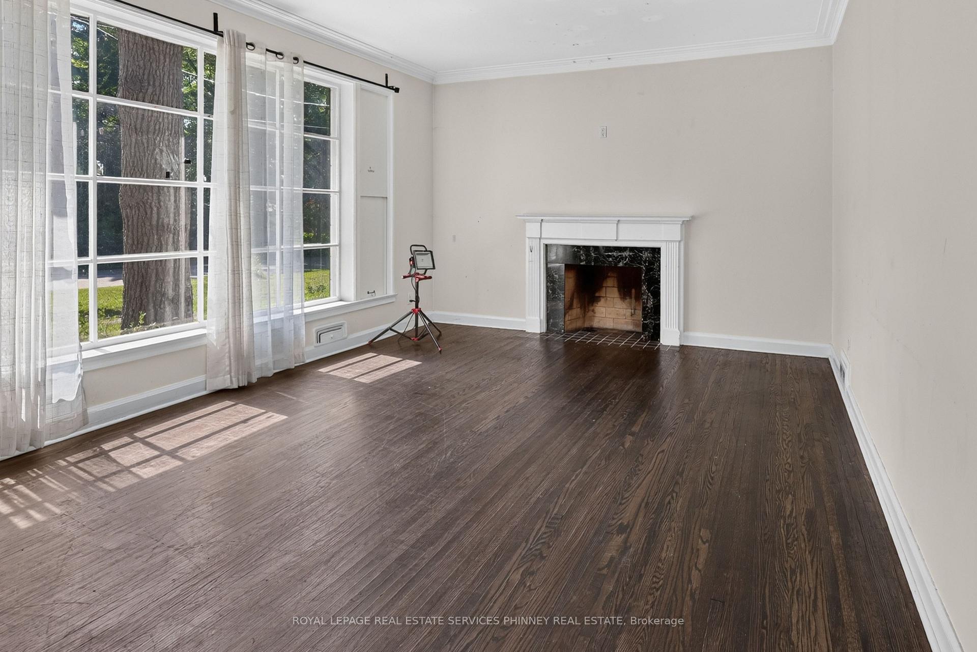 Photo 5 of 52 Valecrest Drive, Etobicoke, Edenbridge-Humber Valley — HOMEH