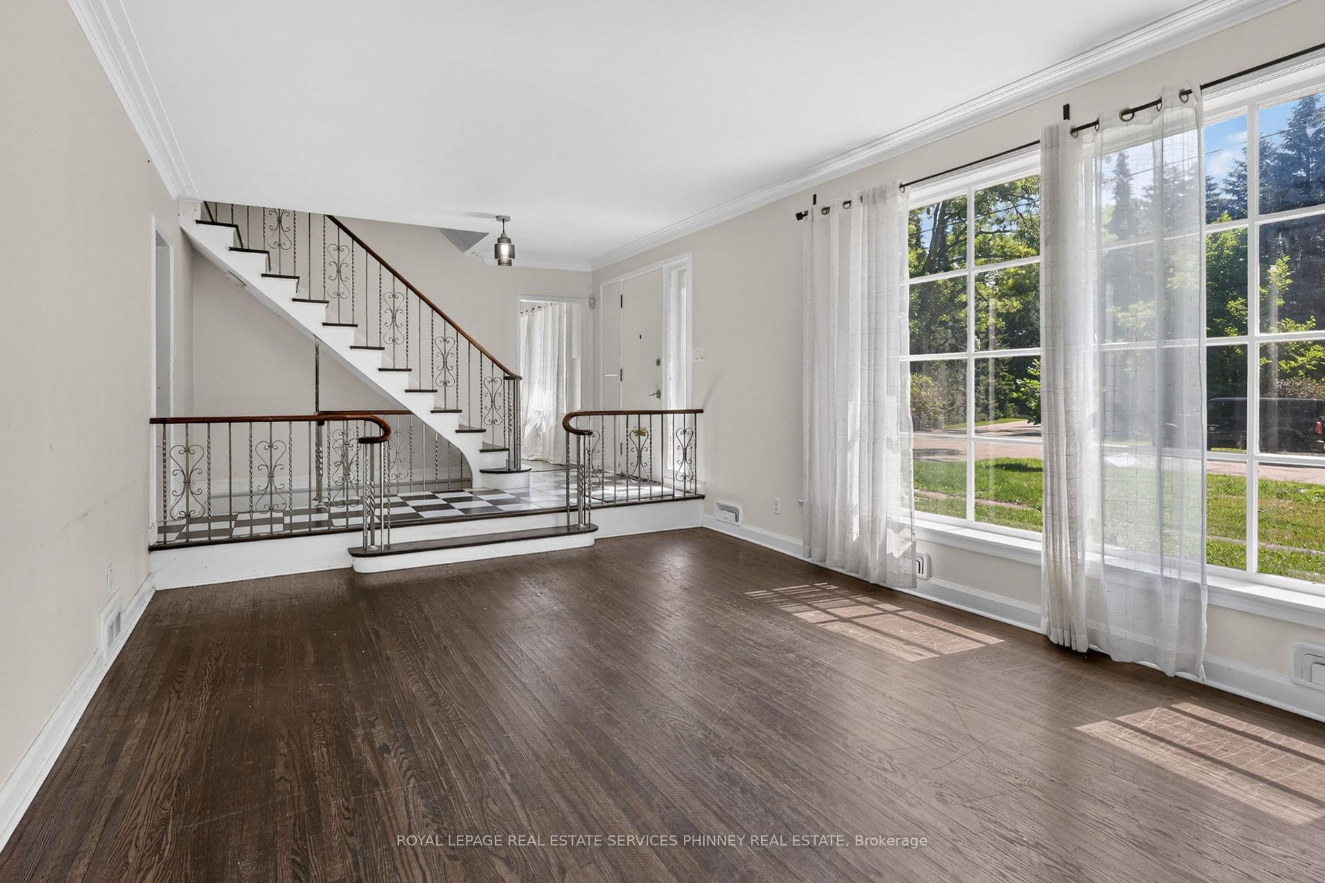 Photo 4 of 52 Valecrest Drive, Etobicoke, Edenbridge-Humber Valley — HOMEH