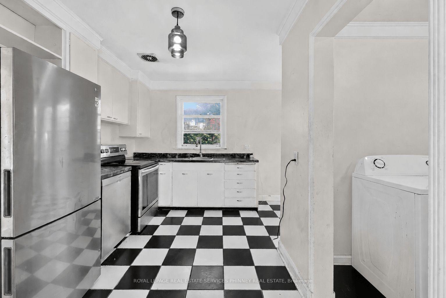 Photo 6 of 52 Valecrest Drive, Etobicoke, Edenbridge-Humber Valley — HOMEH