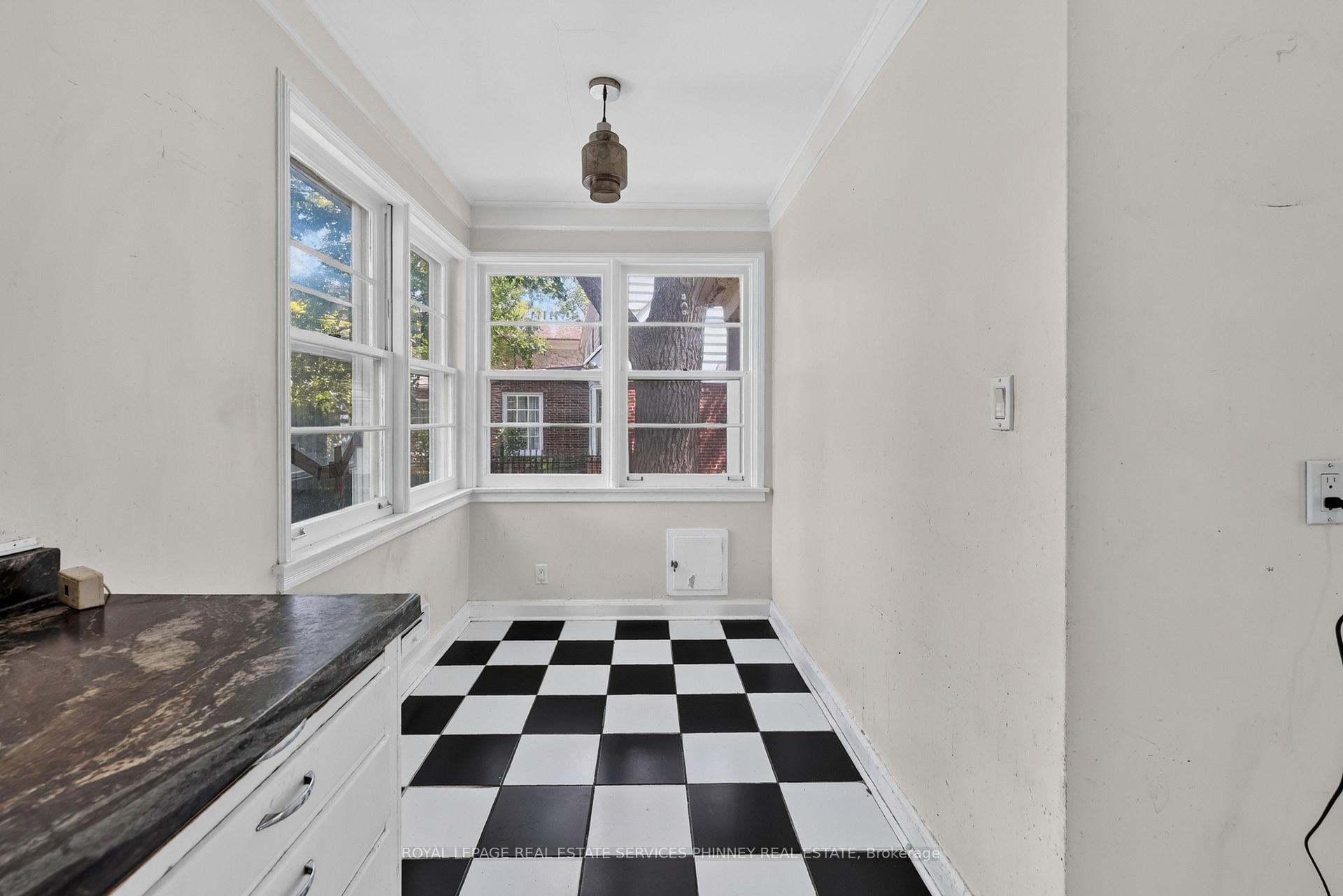 Photo 7 of 52 Valecrest Drive, Etobicoke, Edenbridge-Humber Valley — HOMEH