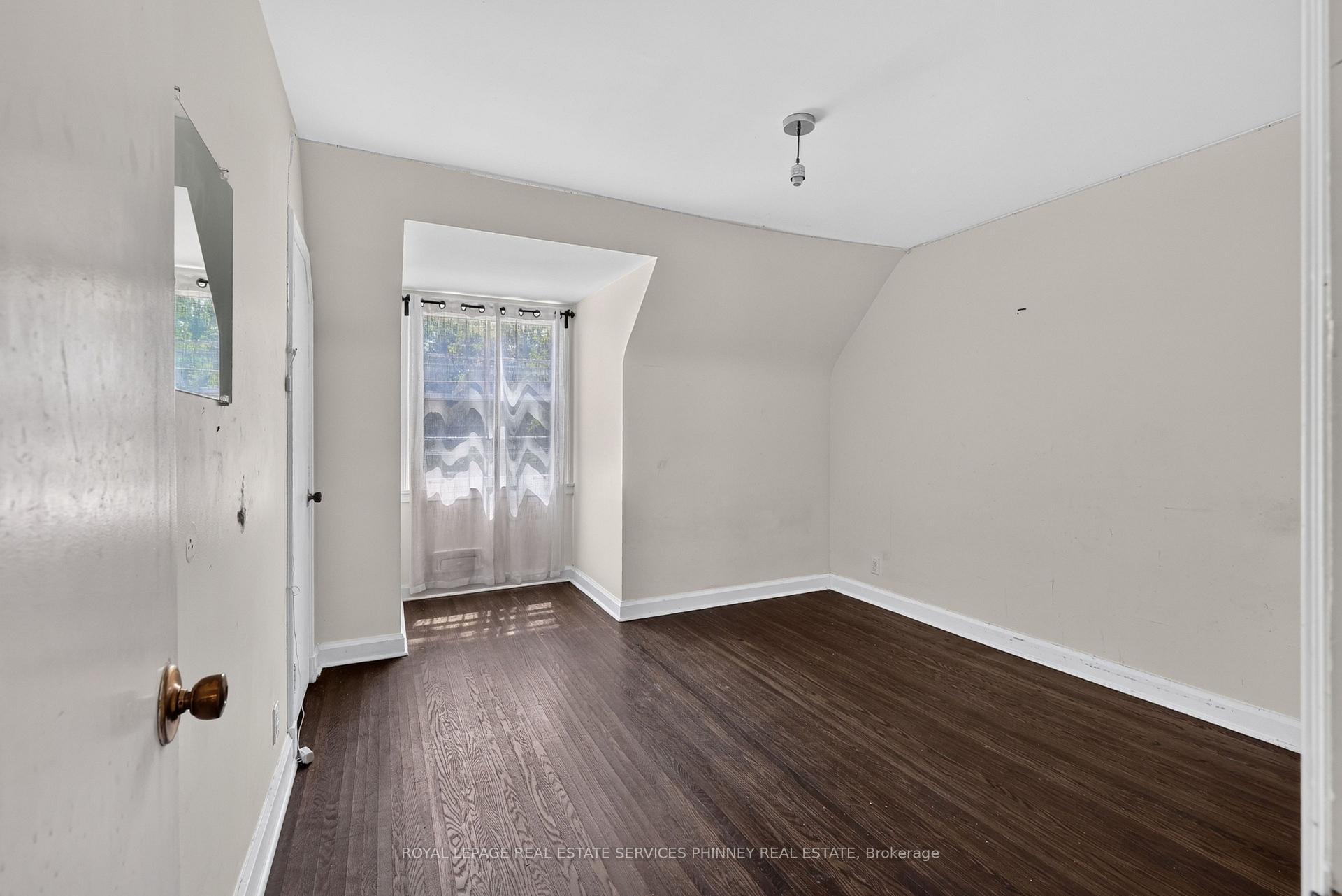 Photo 12 of 52 Valecrest Drive, Etobicoke, Edenbridge-Humber Valley — HOMEH