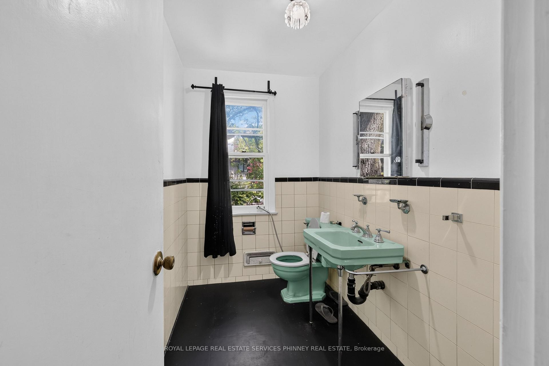 Photo 13 of 52 Valecrest Drive, Etobicoke, Edenbridge-Humber Valley — HOMEH