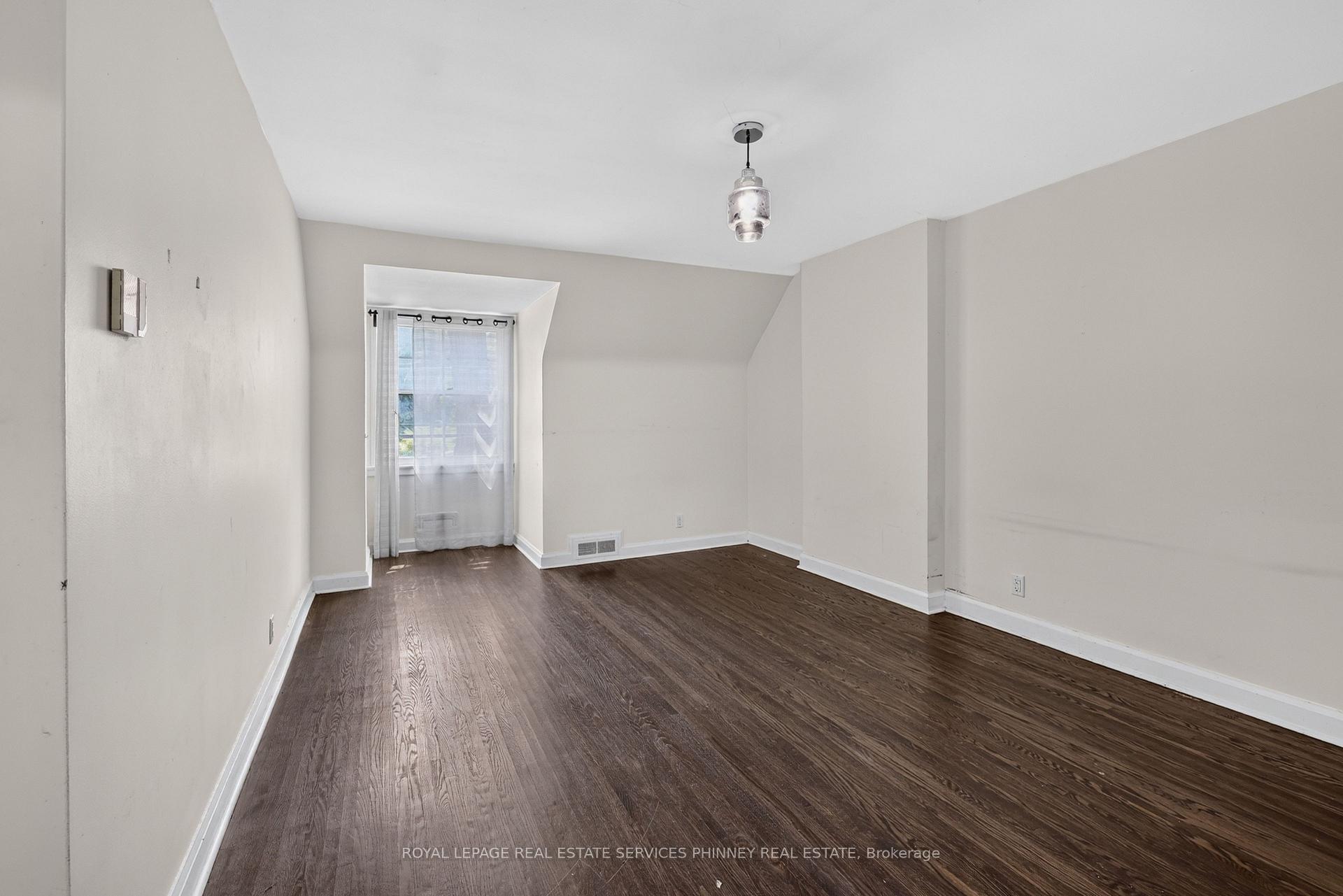 Photo 14 of 52 Valecrest Drive, Etobicoke, Edenbridge-Humber Valley — HOMEH