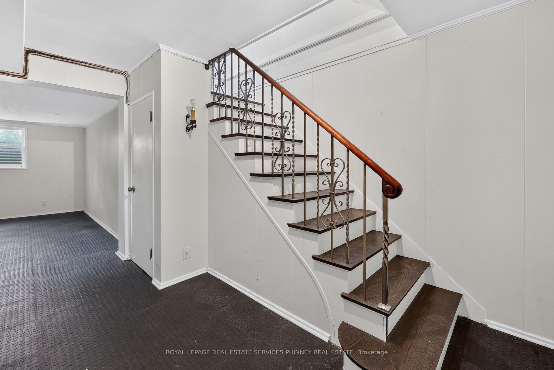Photo 16 of 52 Valecrest Drive, Etobicoke, Edenbridge-Humber Valley — HOMEH