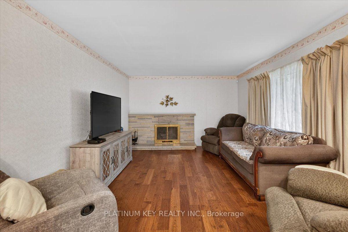 Photo 5 of 1948 Royal Crescent, London, East I — HOMEH