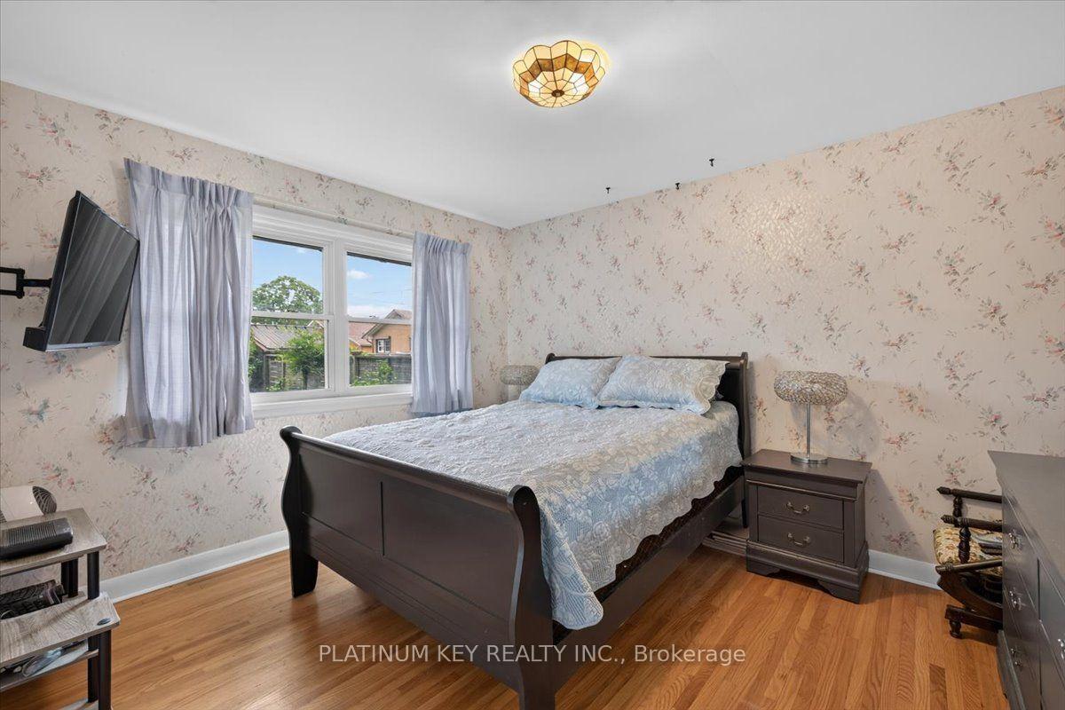 Photo 7 of 1948 Royal Crescent, London, East I — HOMEH