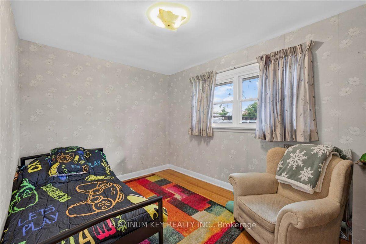 Photo 9 of 1948 Royal Crescent, London, East I — HOMEH