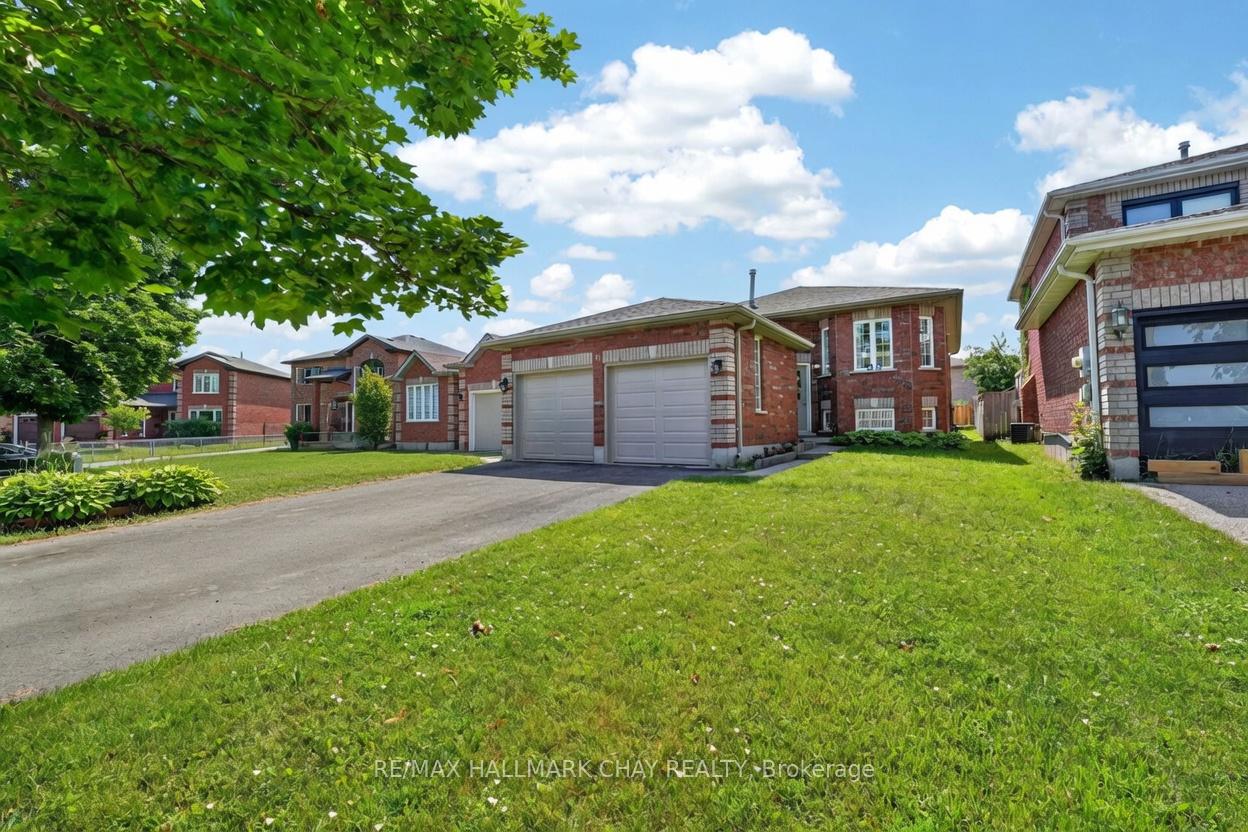 Photo 2 of 41 Hodgson Drive, Barrie, Northwest — HOMEH