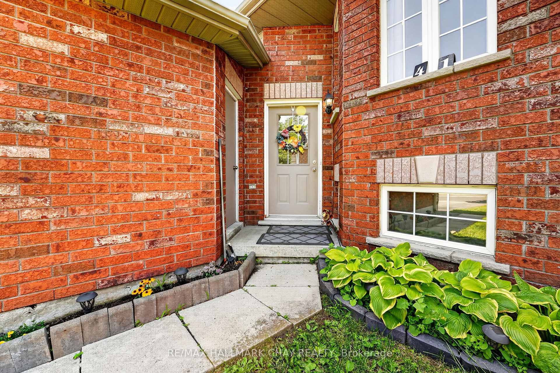 Photo 3 of 41 Hodgson Drive, Barrie, Northwest — HOMEH
