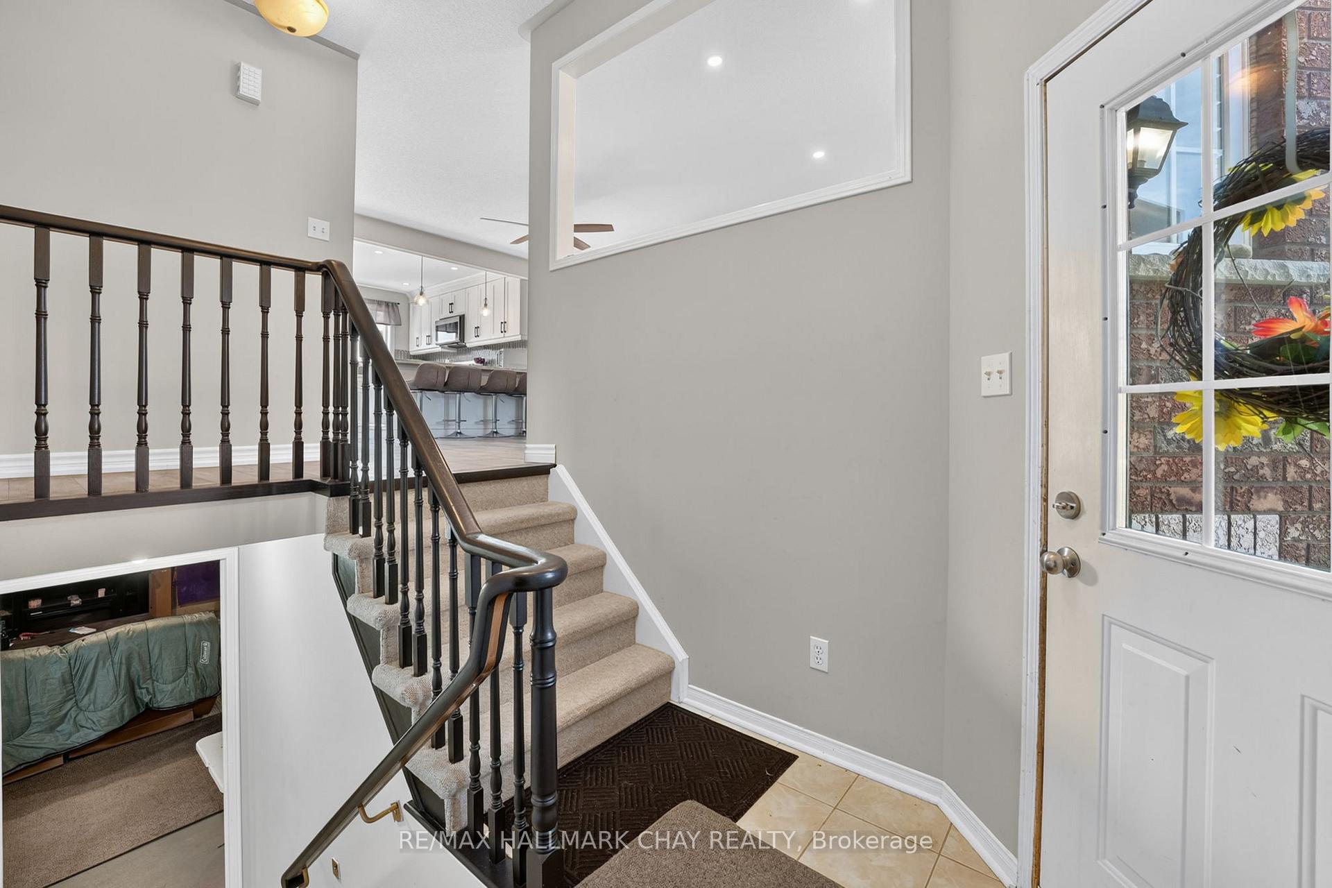 Photo 4 of 41 Hodgson Drive, Barrie, Northwest — HOMEH