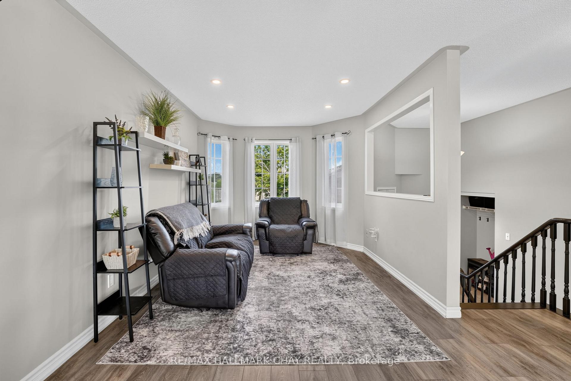 Photo 10 of 41 Hodgson Drive, Barrie, Northwest — HOMEH
