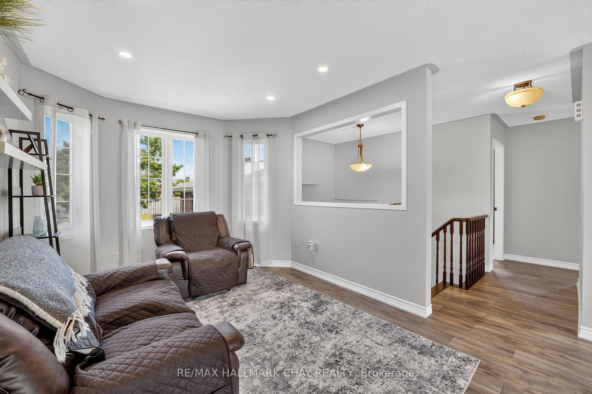 Photo 11 of 41 Hodgson Drive, Barrie, Northwest — HOMEH