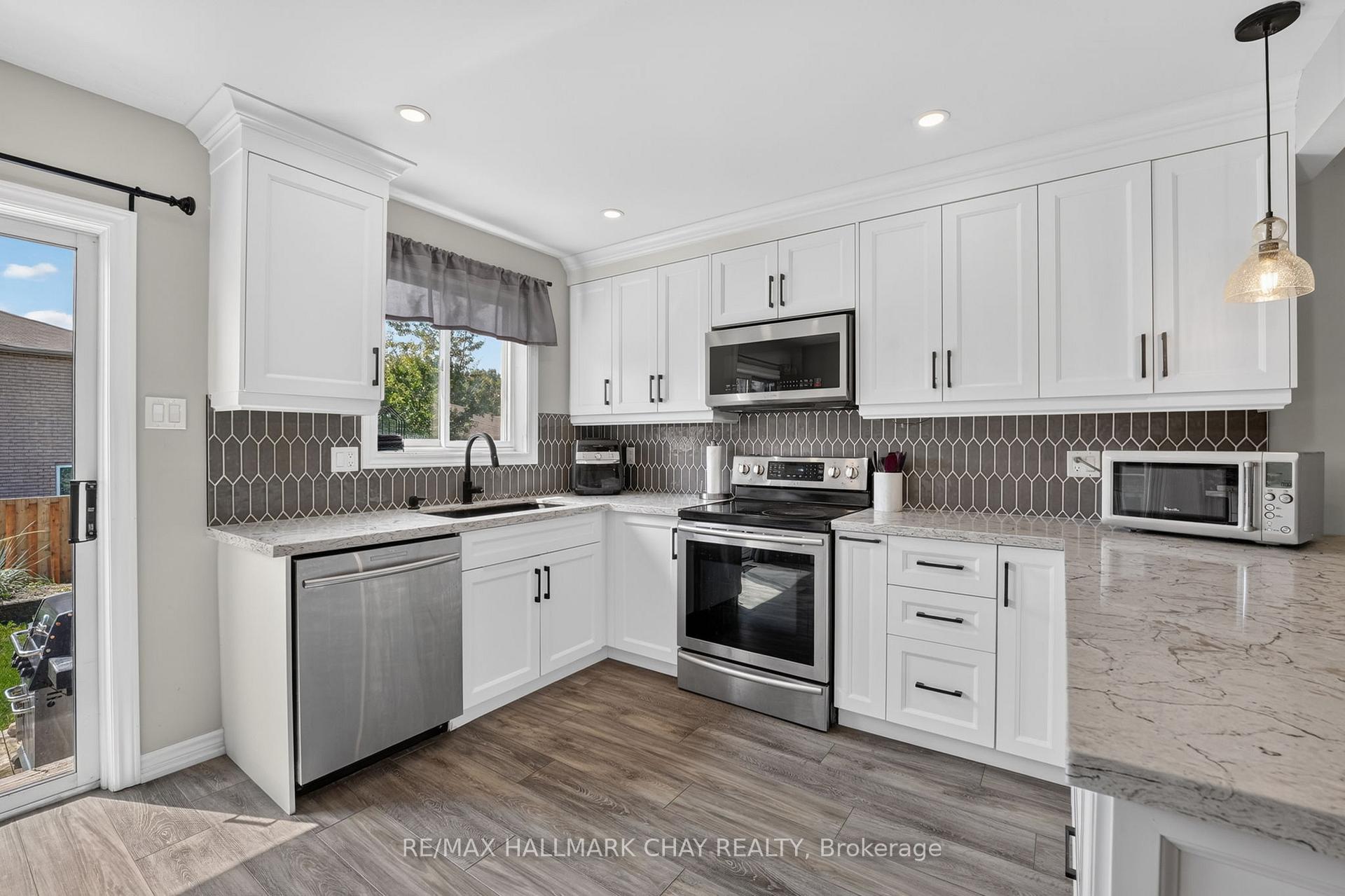 Photo 19 of 41 Hodgson Drive, Barrie, Northwest — HOMEH