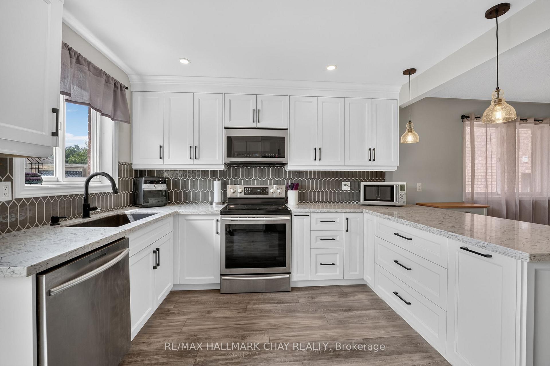 Photo 21 of 41 Hodgson Drive, Barrie, Northwest — HOMEH