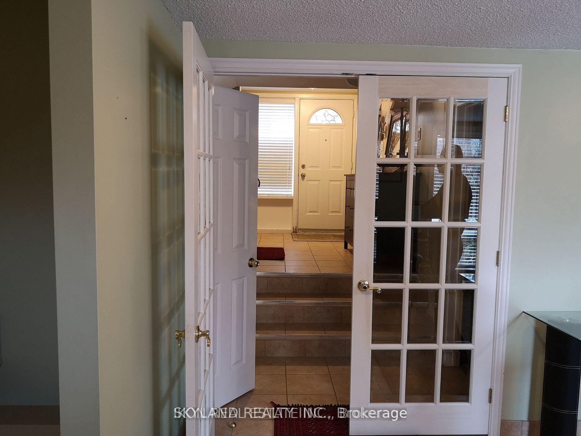Photo 6 of 98 Henderson Drive, Aurora, Aurora Highlands — HOMEH