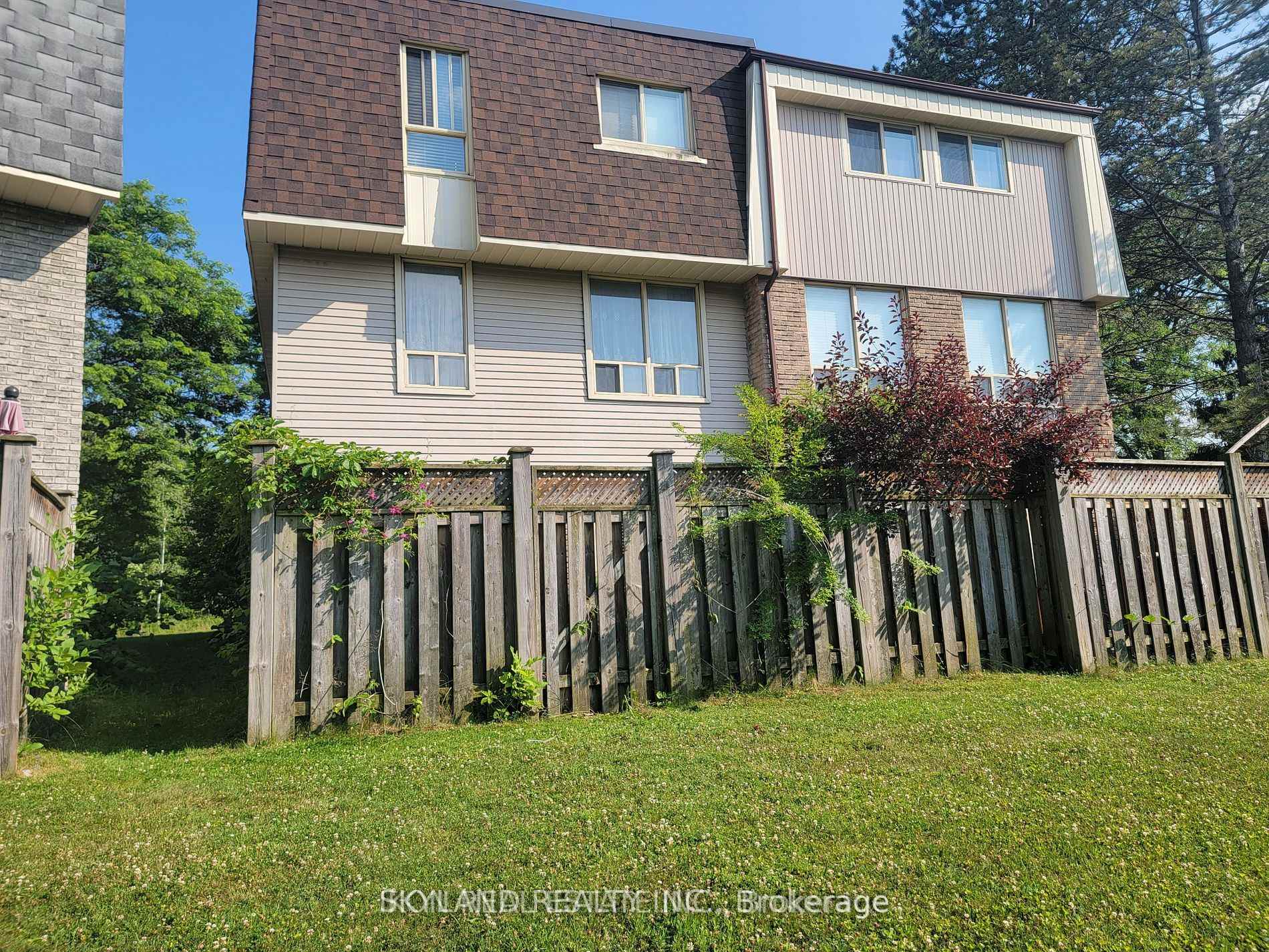 Photo 13 of 98 Henderson Drive, Aurora, Aurora Highlands — HOMEH