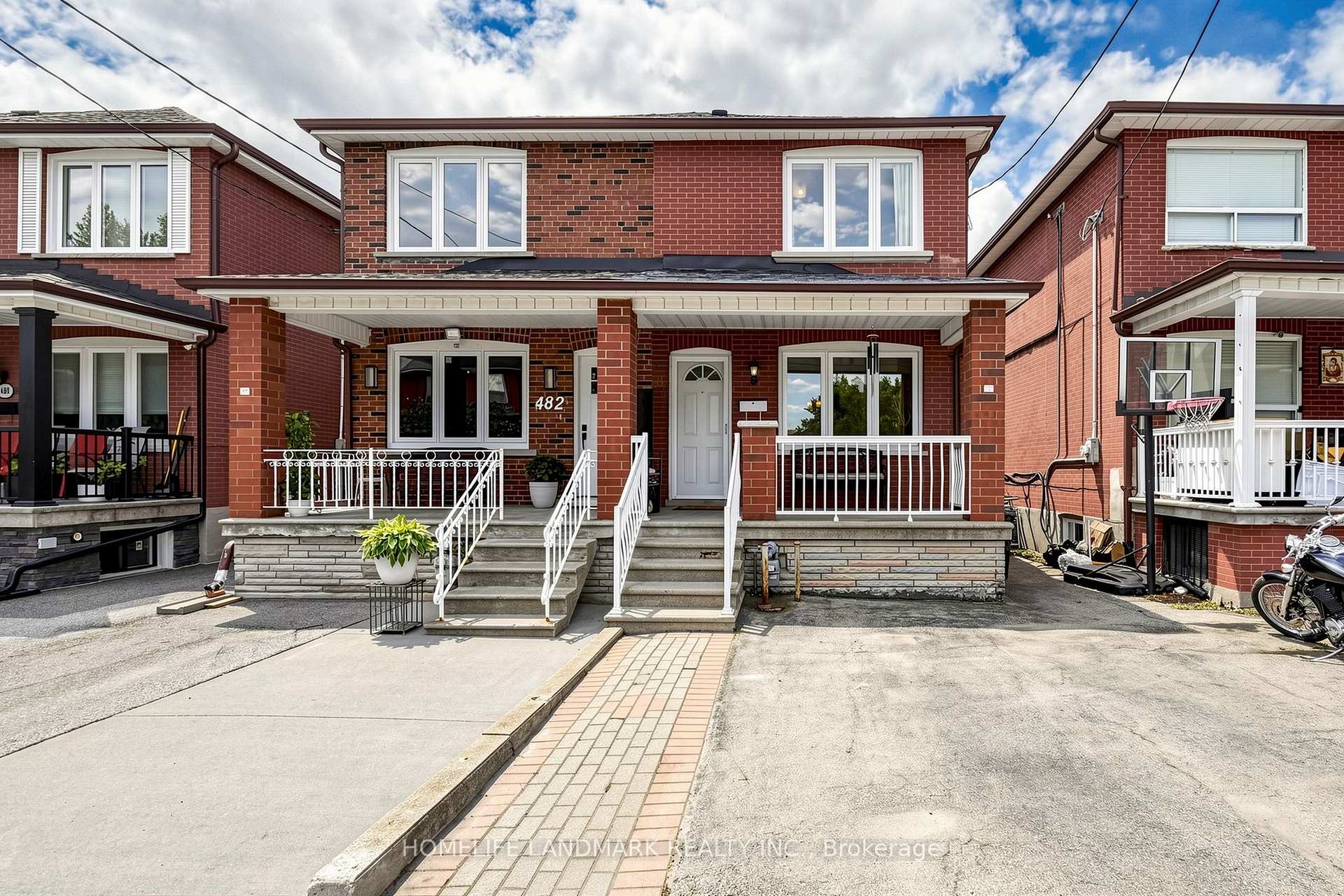Front of 484 Glenholme Avenue