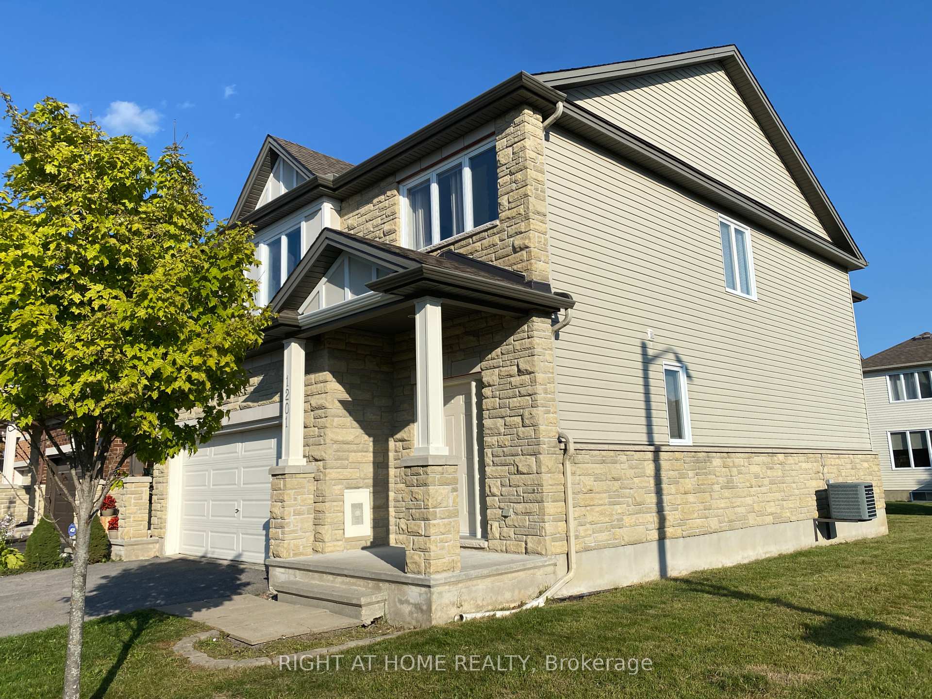 Photo 2 of 1201 Alson Mills Way, Ottawa, Kanata - Emerald Meadows/Trailwest — HOMEH