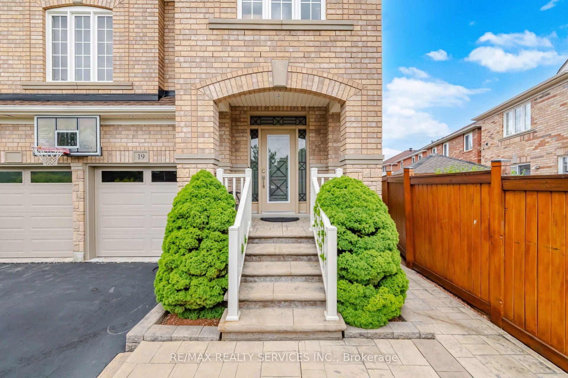 Photo 4 of 19 Thornbush Boulevard, Brampton, Fletcher's Meadow — HOMEH