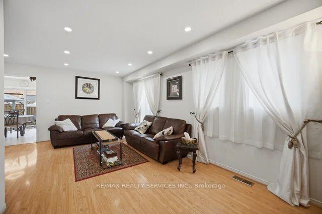 Photo 7 of 19 Thornbush Boulevard, Brampton, Fletcher's Meadow — HOMEH