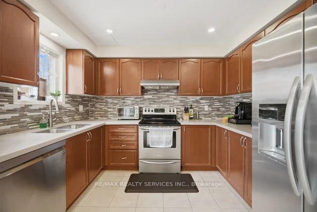 Photo 11 of 19 Thornbush Boulevard, Brampton, Fletcher's Meadow — HOMEH