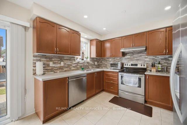 Photo 12 of 19 Thornbush Boulevard, Brampton, Fletcher's Meadow — HOMEH