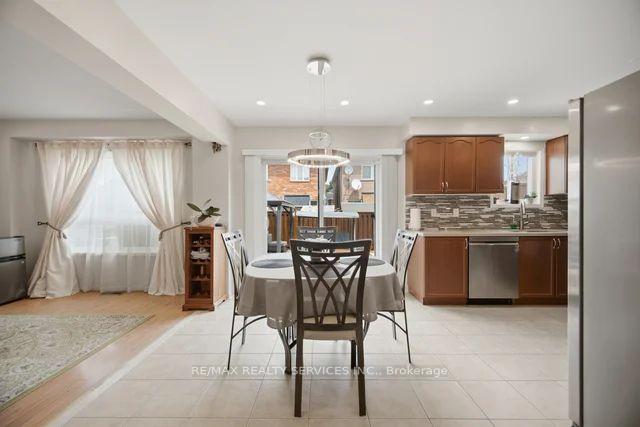 Photo 14 of 19 Thornbush Boulevard, Brampton, Fletcher's Meadow — HOMEH