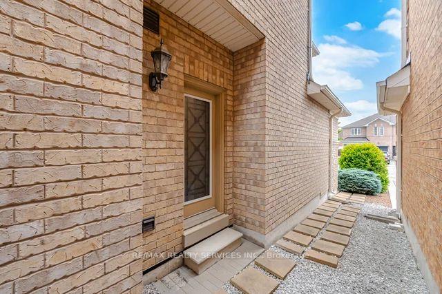 Photo 36 of 19 Thornbush Boulevard, Brampton, Fletcher's Meadow — HOMEH