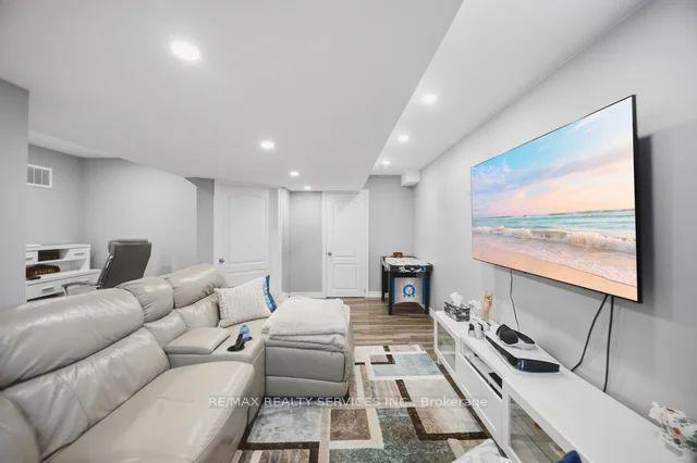 Photo 43 of 19 Thornbush Boulevard, Brampton, Fletcher's Meadow — HOMEH