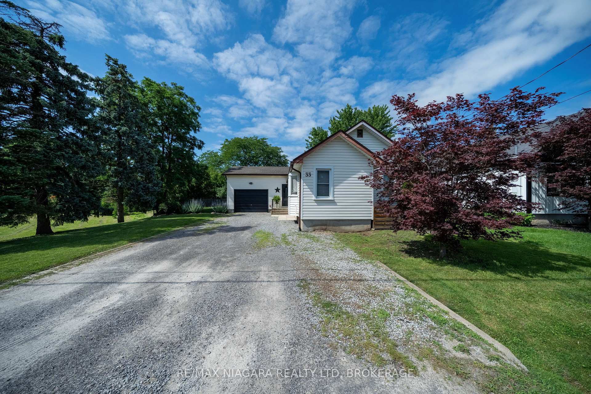 Photo 2 of 33 Bloomfield Avenue, St. Catharines, Secord Woods — HOMEH