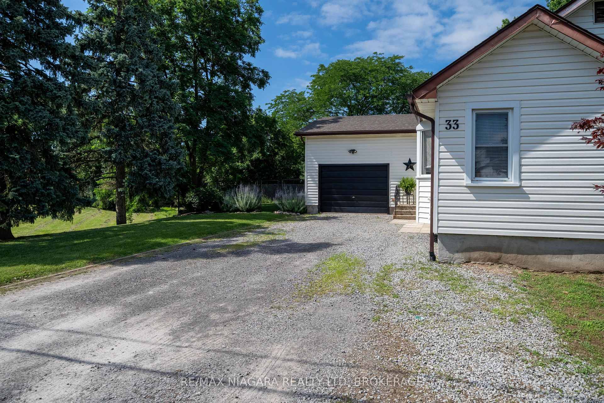 Photo 3 of 33 Bloomfield Avenue, St. Catharines, Secord Woods — HOMEH