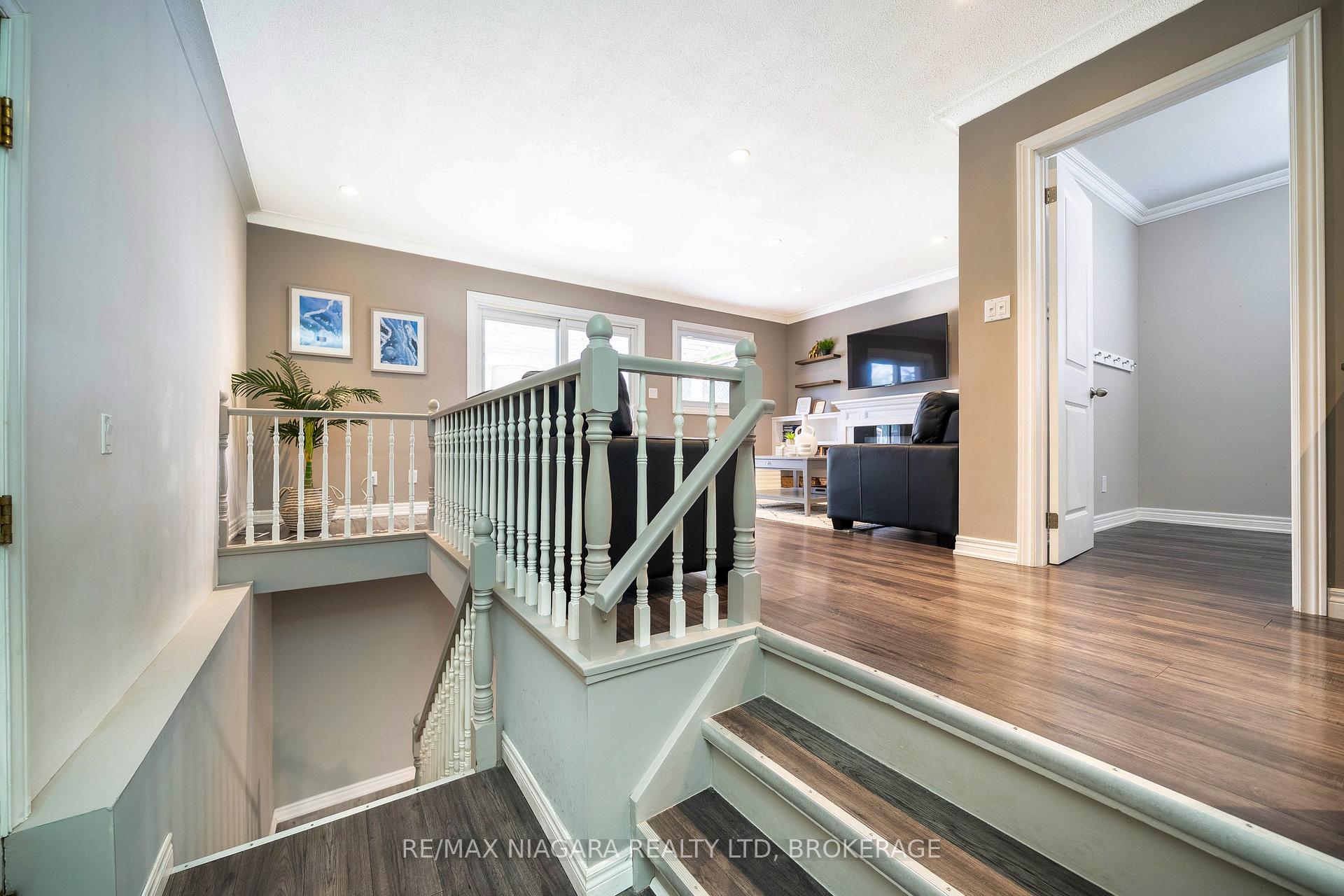 Photo 5 of 33 Bloomfield Avenue, St. Catharines, Secord Woods — HOMEH