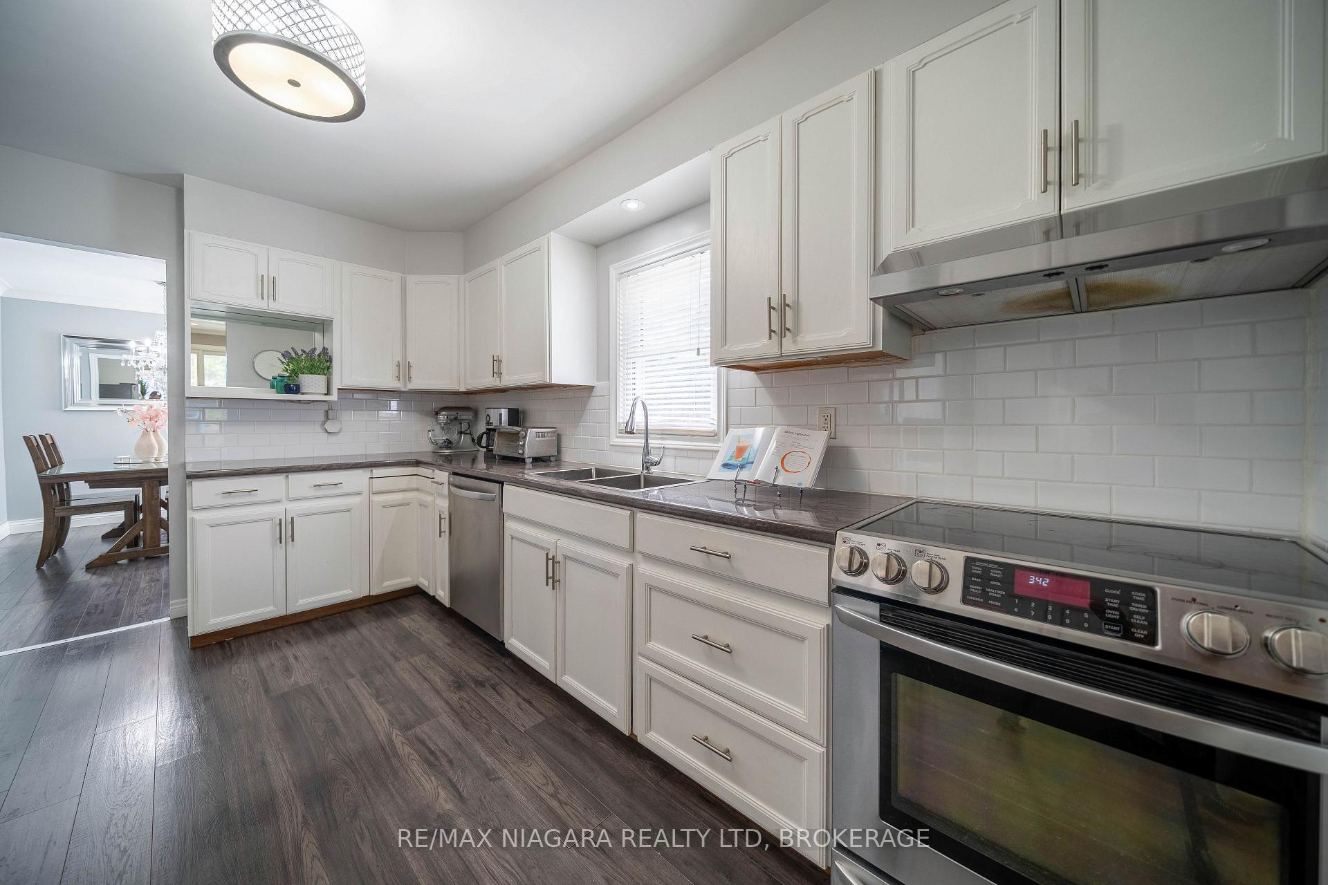 Photo 14 of 33 Bloomfield Avenue, St. Catharines, Secord Woods — HOMEH