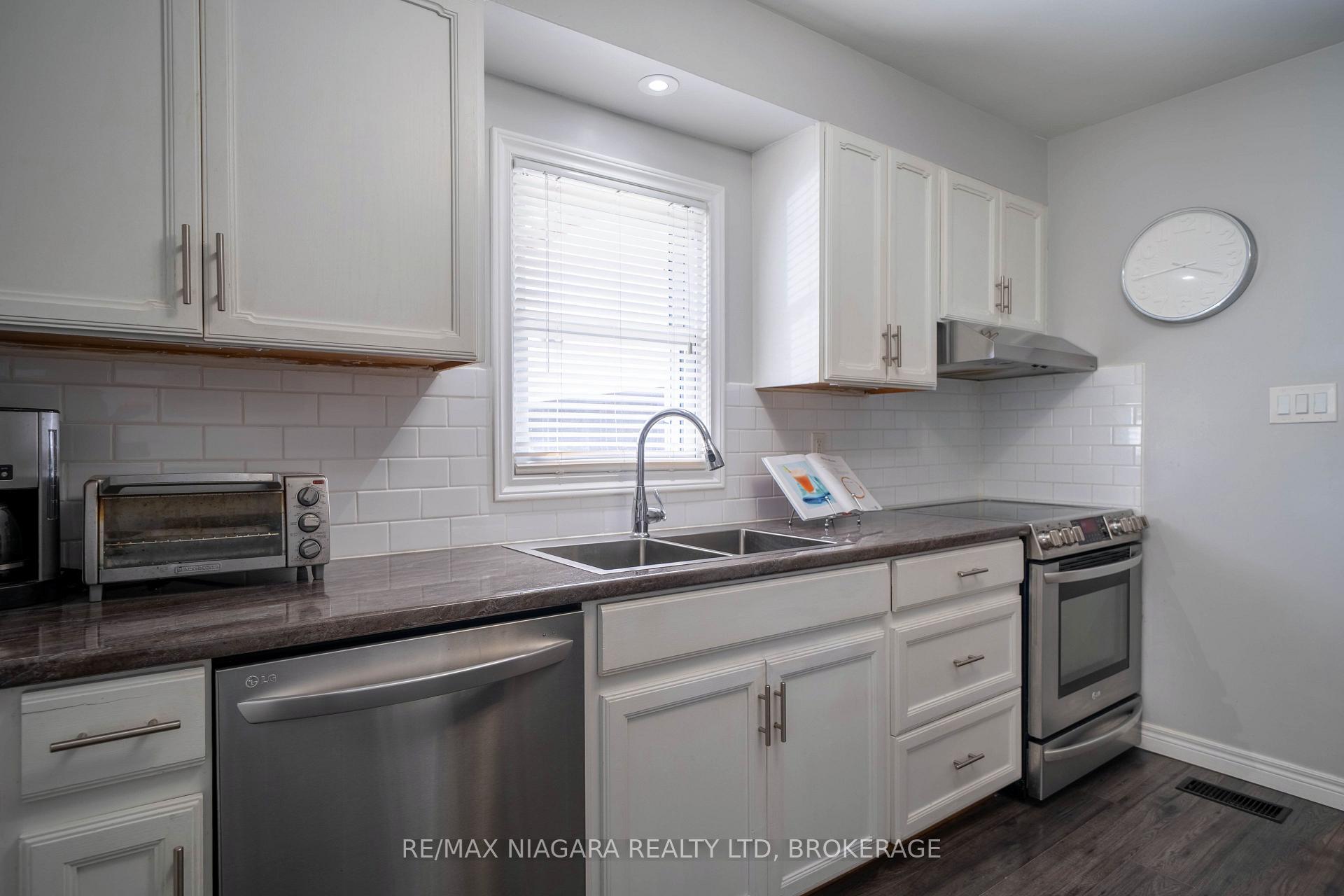 Photo 15 of 33 Bloomfield Avenue, St. Catharines, Secord Woods — HOMEH