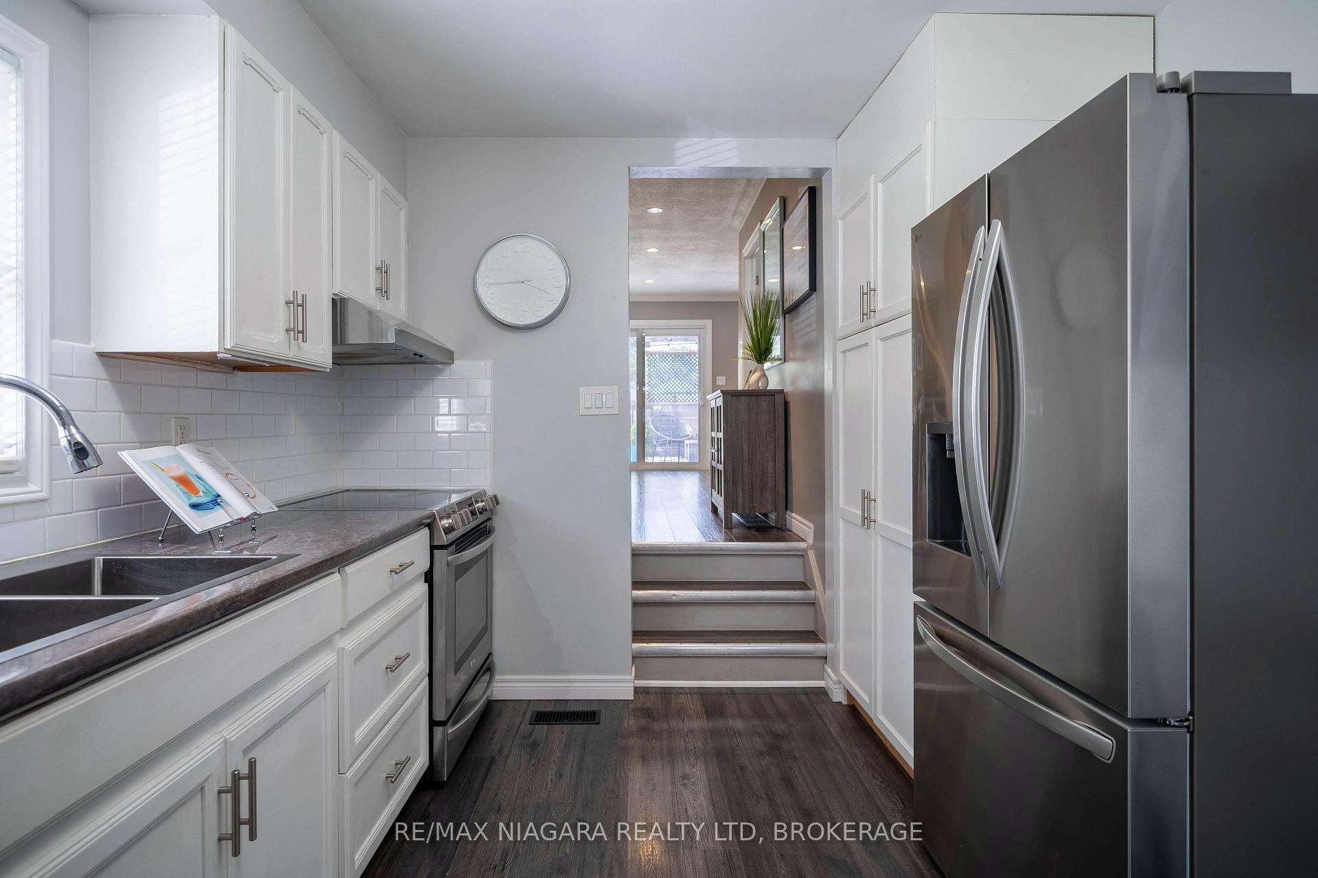 Photo 16 of 33 Bloomfield Avenue, St. Catharines, Secord Woods — HOMEH