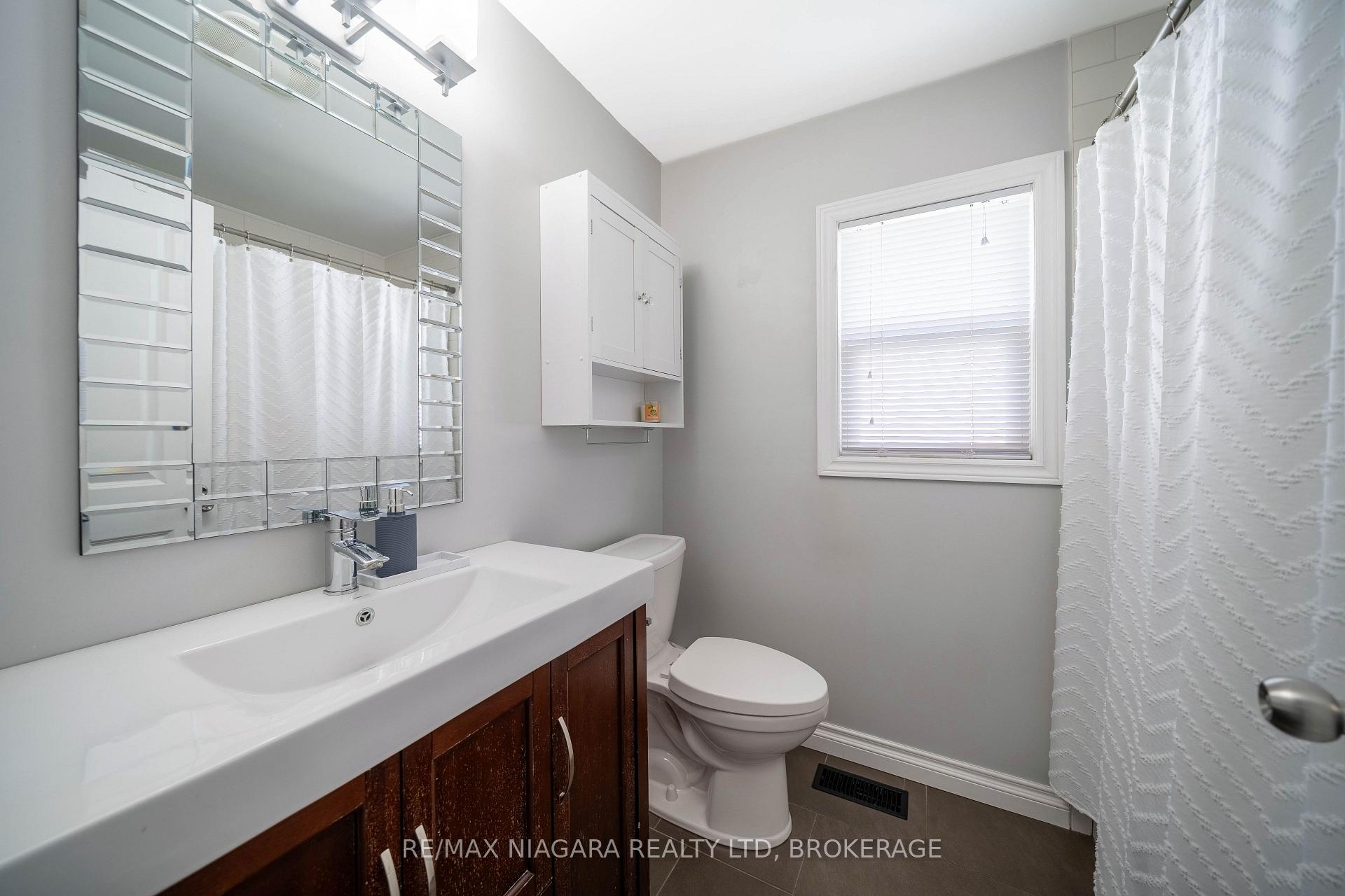 Photo 23 of 33 Bloomfield Avenue, St. Catharines, Secord Woods — HOMEH