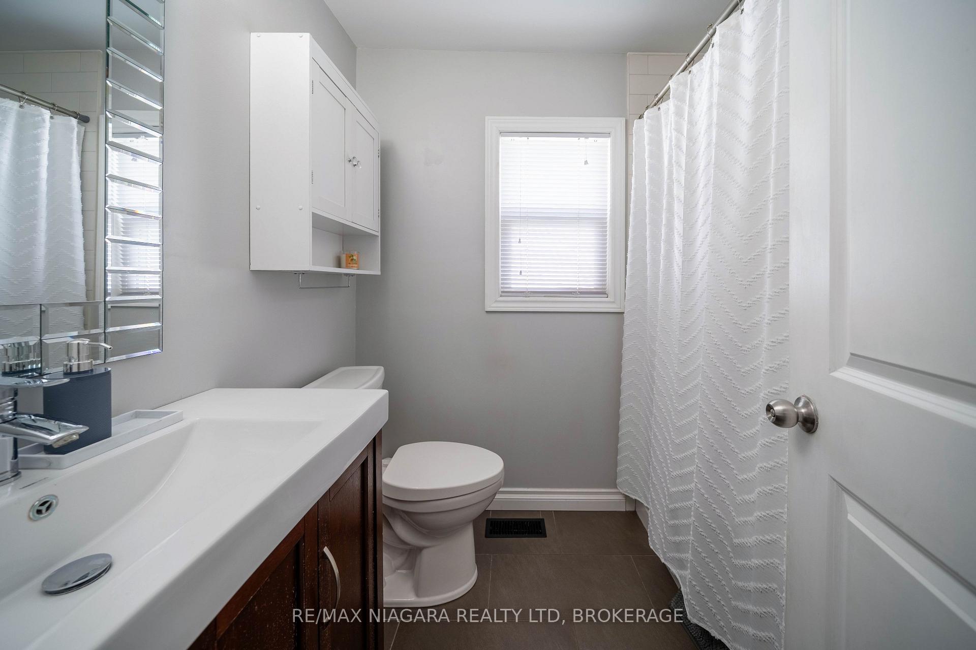 Photo 24 of 33 Bloomfield Avenue, St. Catharines, Secord Woods — HOMEH