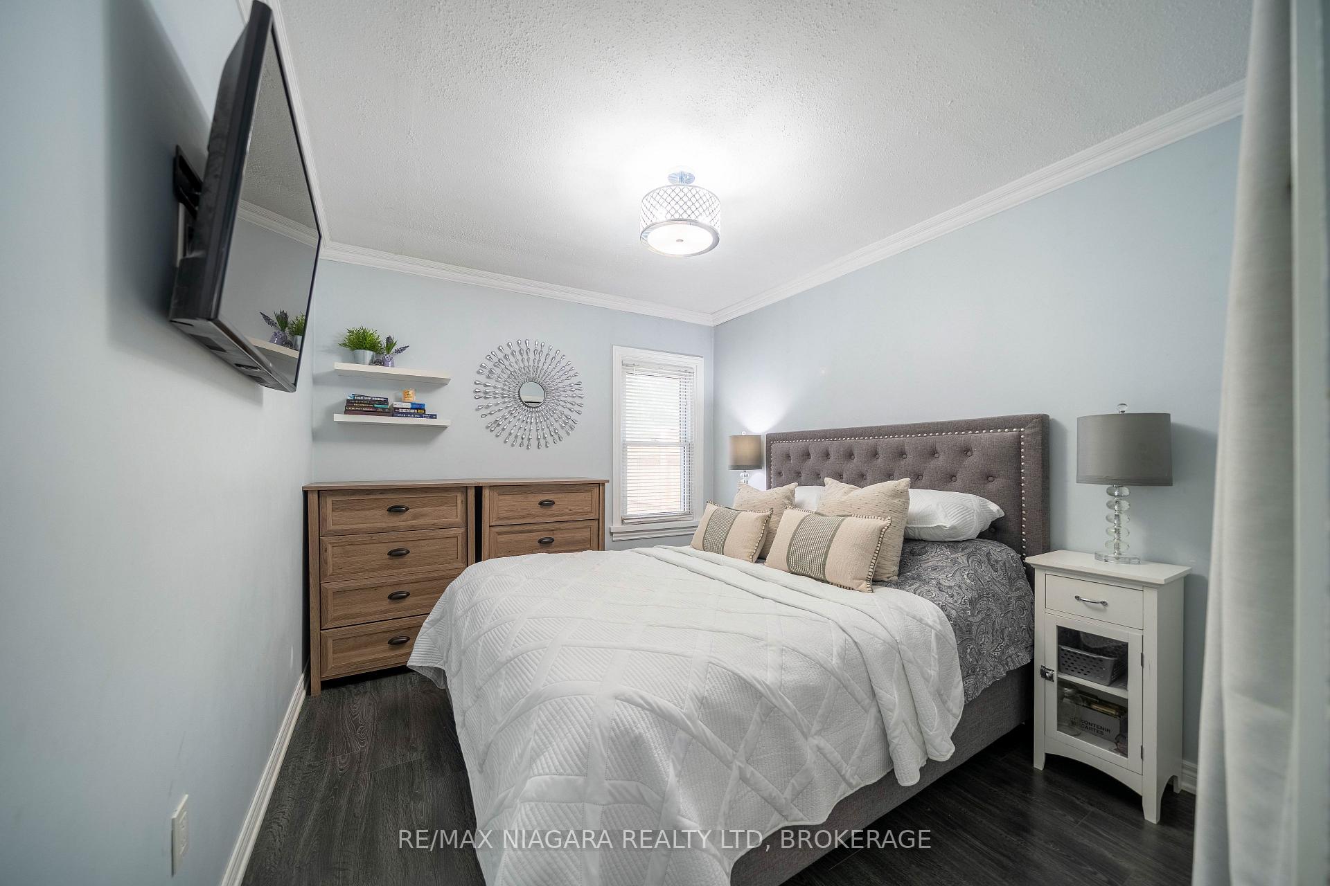 Photo 25 of 33 Bloomfield Avenue, St. Catharines, Secord Woods — HOMEH
