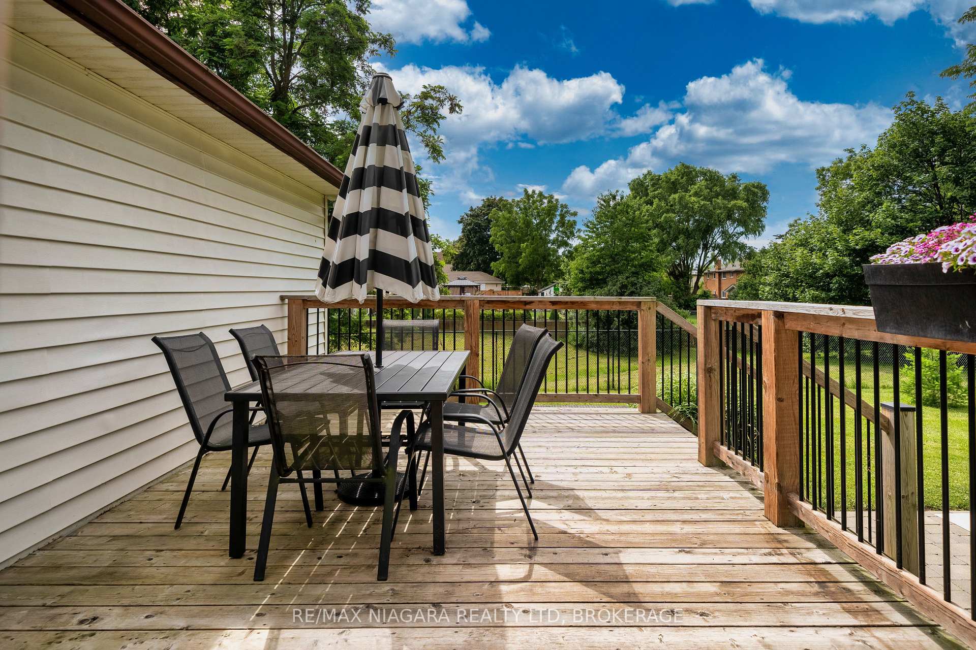 Photo 35 of 33 Bloomfield Avenue, St. Catharines, Secord Woods — HOMEH