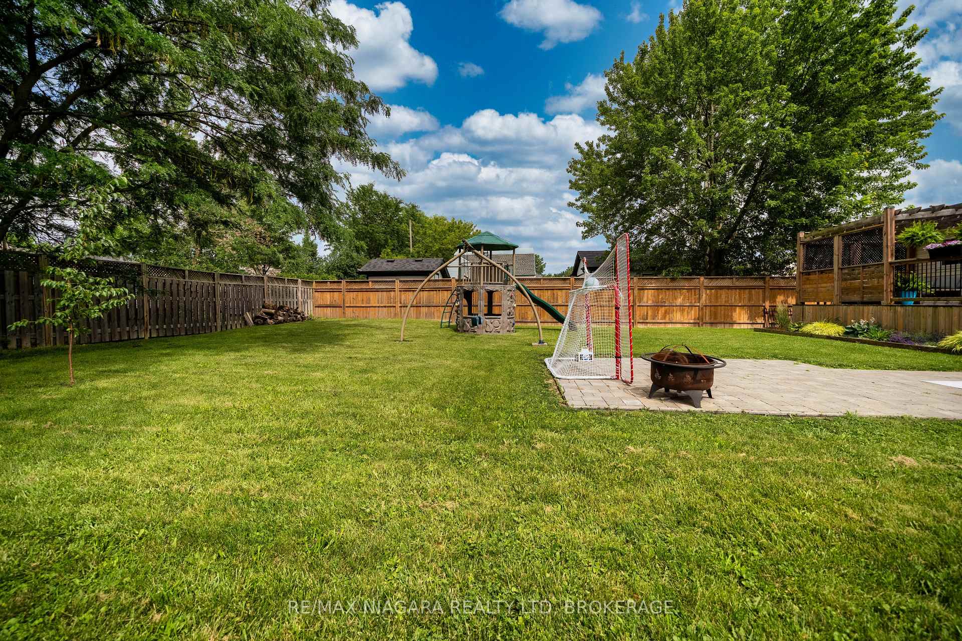 Photo 38 of 33 Bloomfield Avenue, St. Catharines, Secord Woods — HOMEH