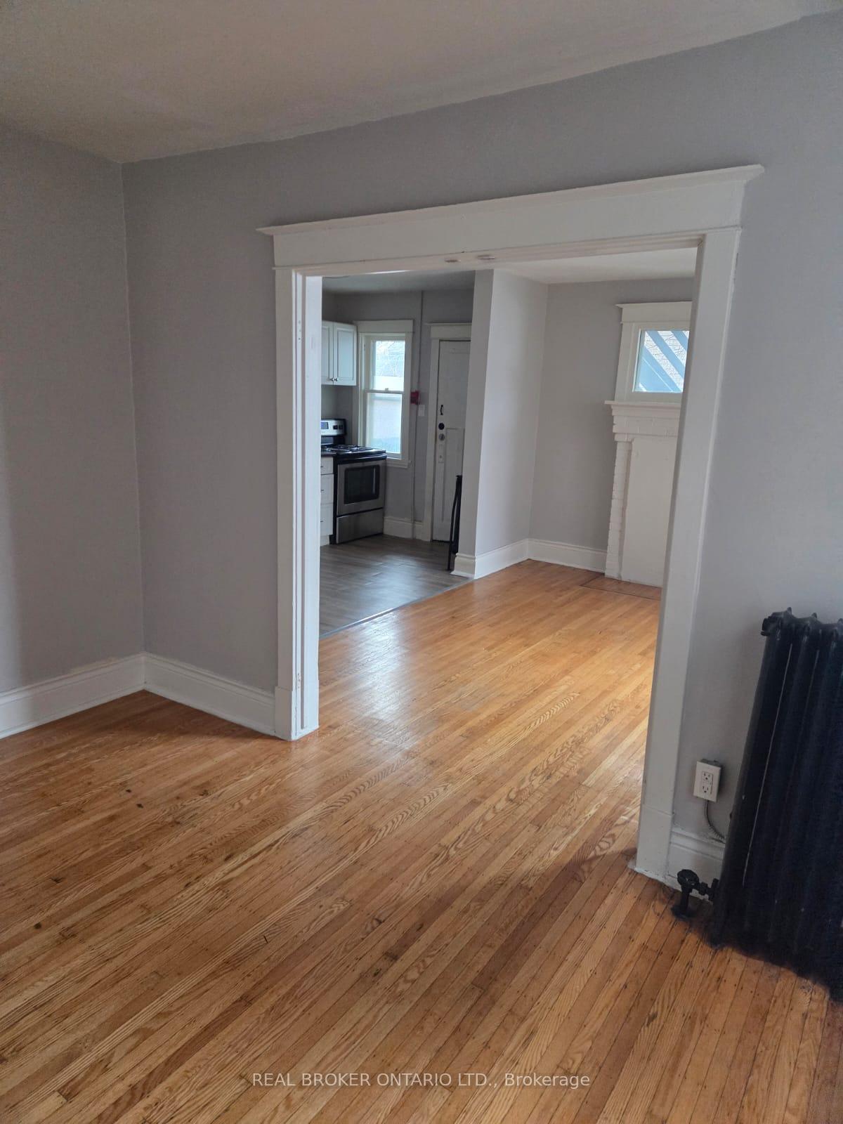 Photo 3 of Unit 5, 985 Main Street E, Hamilton, Crown Point — HOMEH