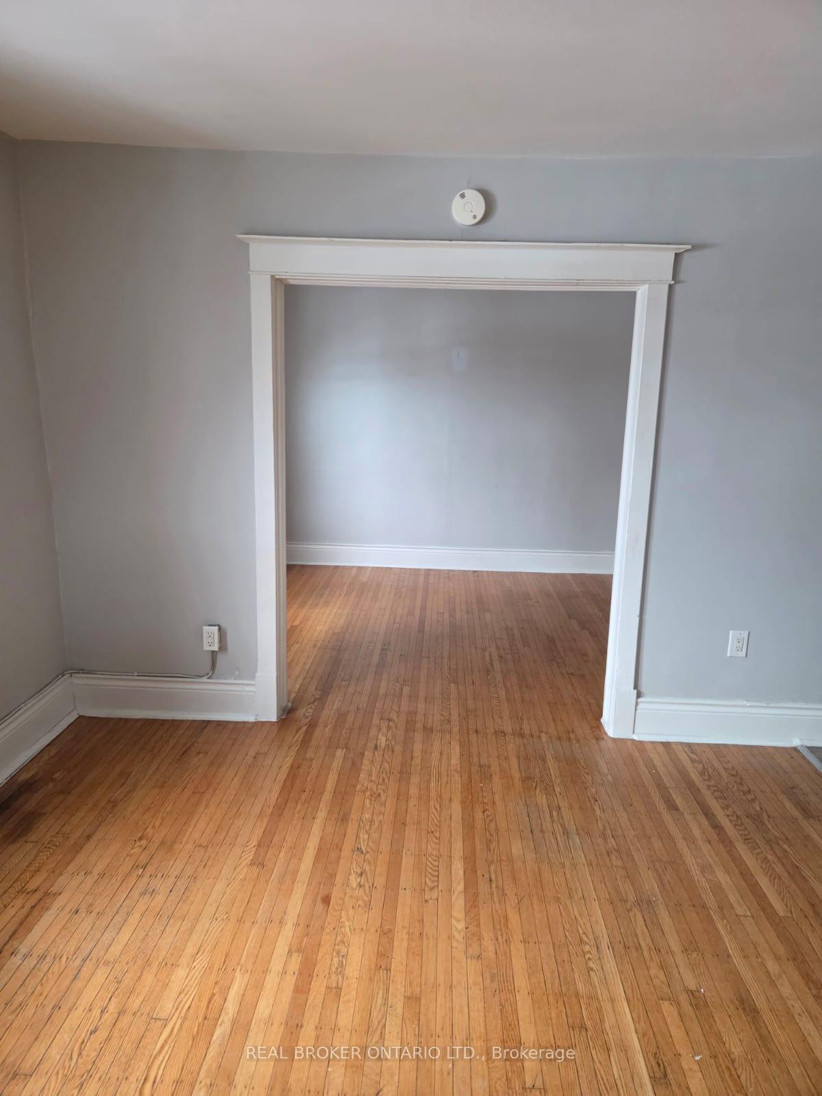 Photo 4 of Unit 5, 985 Main Street E, Hamilton, Crown Point — HOMEH