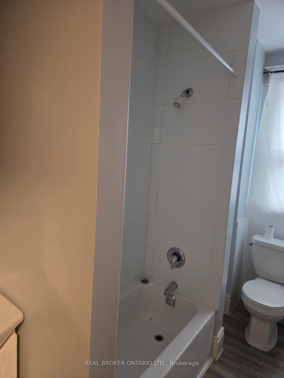 Photo 11 of Unit 5, 985 Main Street E, Hamilton, Crown Point — HOMEH