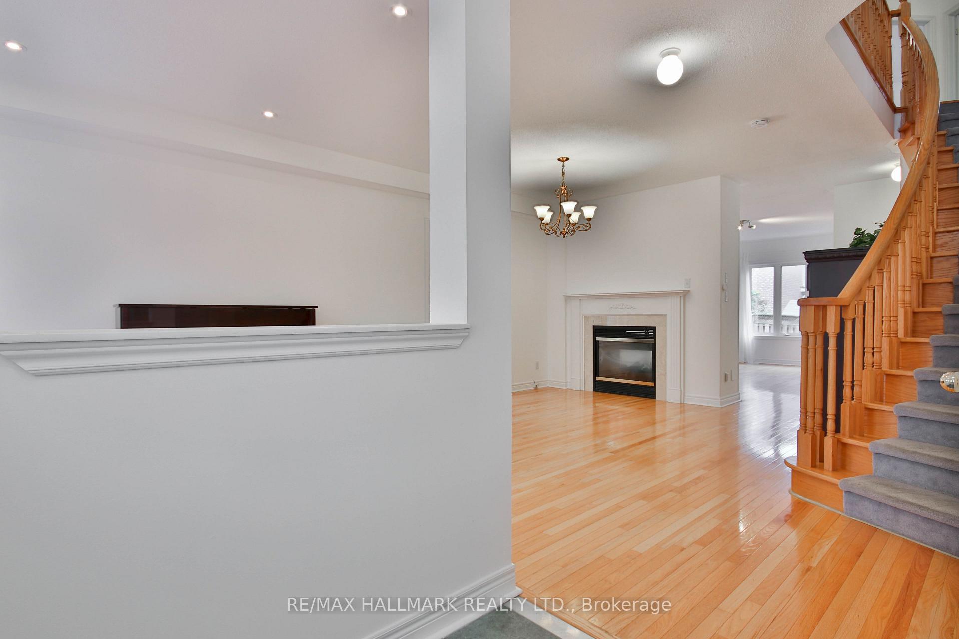 Photo 4 of 15 Briarglen Road, Markham, Cachet — HOMEH