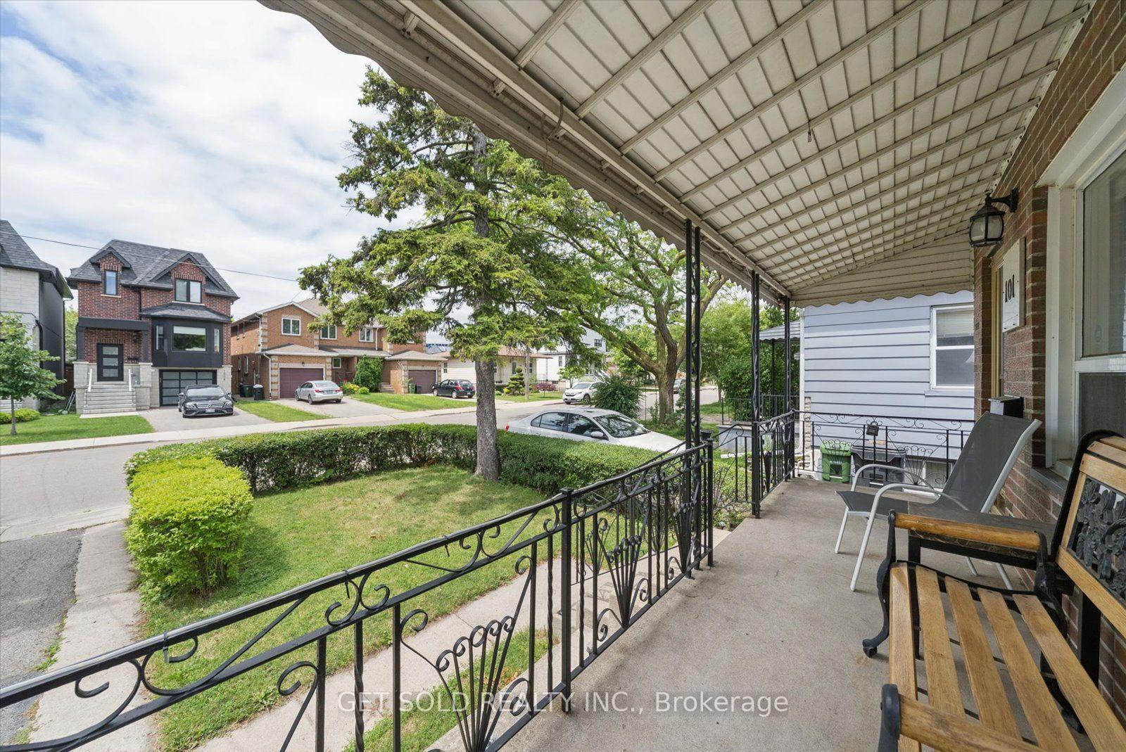 Photo 3 of 101 Seventeenth Street, Etobicoke, New Toronto — HOMEH