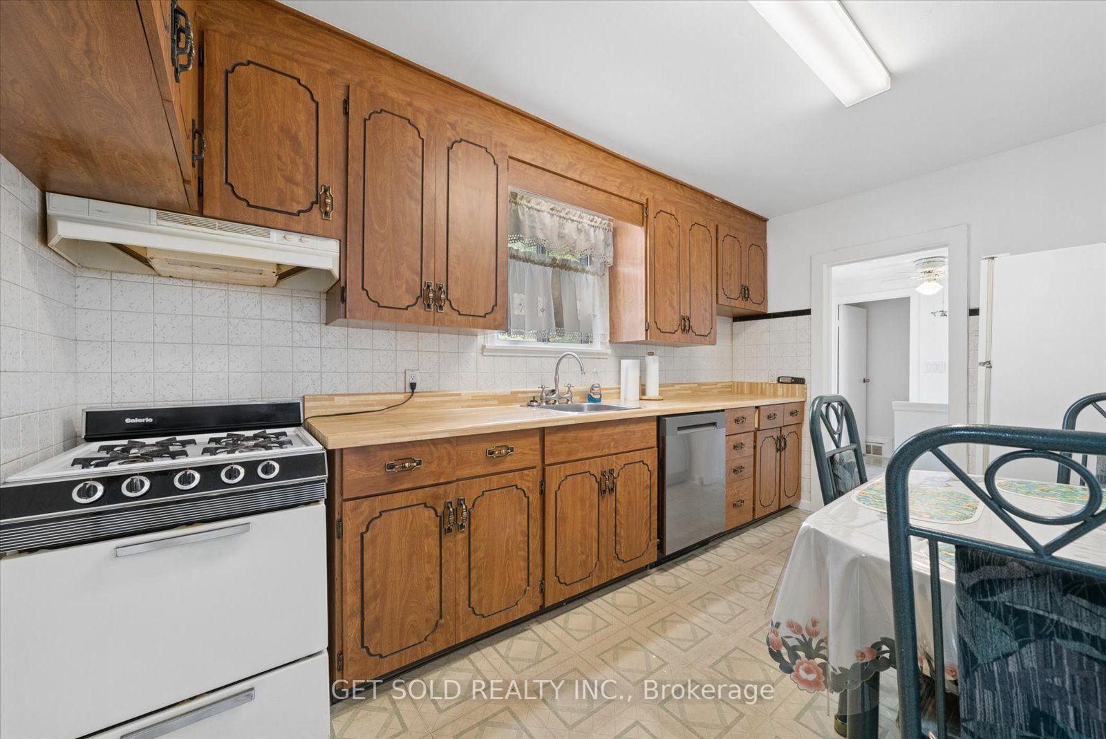 Photo 10 of 101 Seventeenth Street, Etobicoke, New Toronto — HOMEH