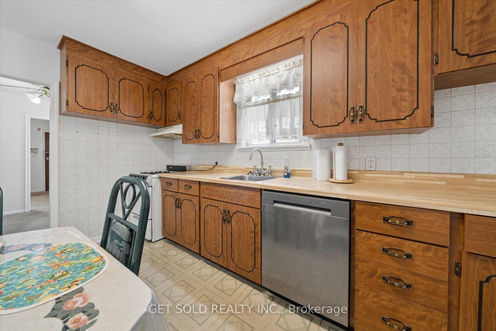 Photo 11 of 101 Seventeenth Street, Etobicoke, New Toronto — HOMEH