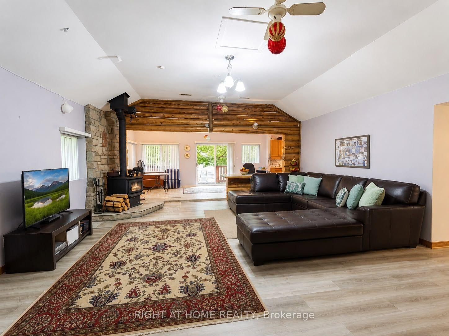 Photo 2 of 5470 Penetanguishene Road, Springwater, Rural Springwater — HOMEH