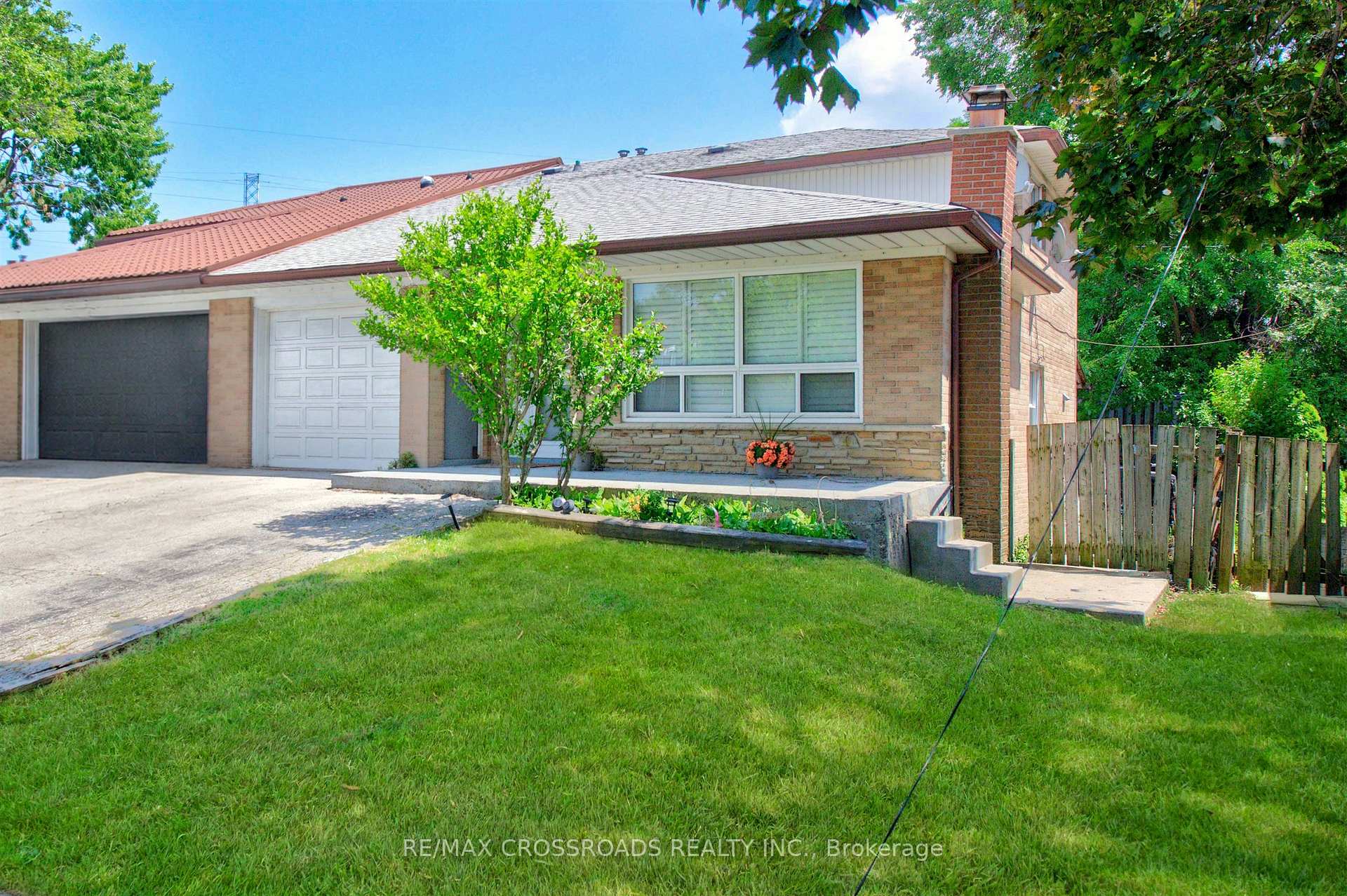 Photo 3 of 98 Willowridge Road, Etobicoke, Willowridge-Martingrove-Richview — HOMEH