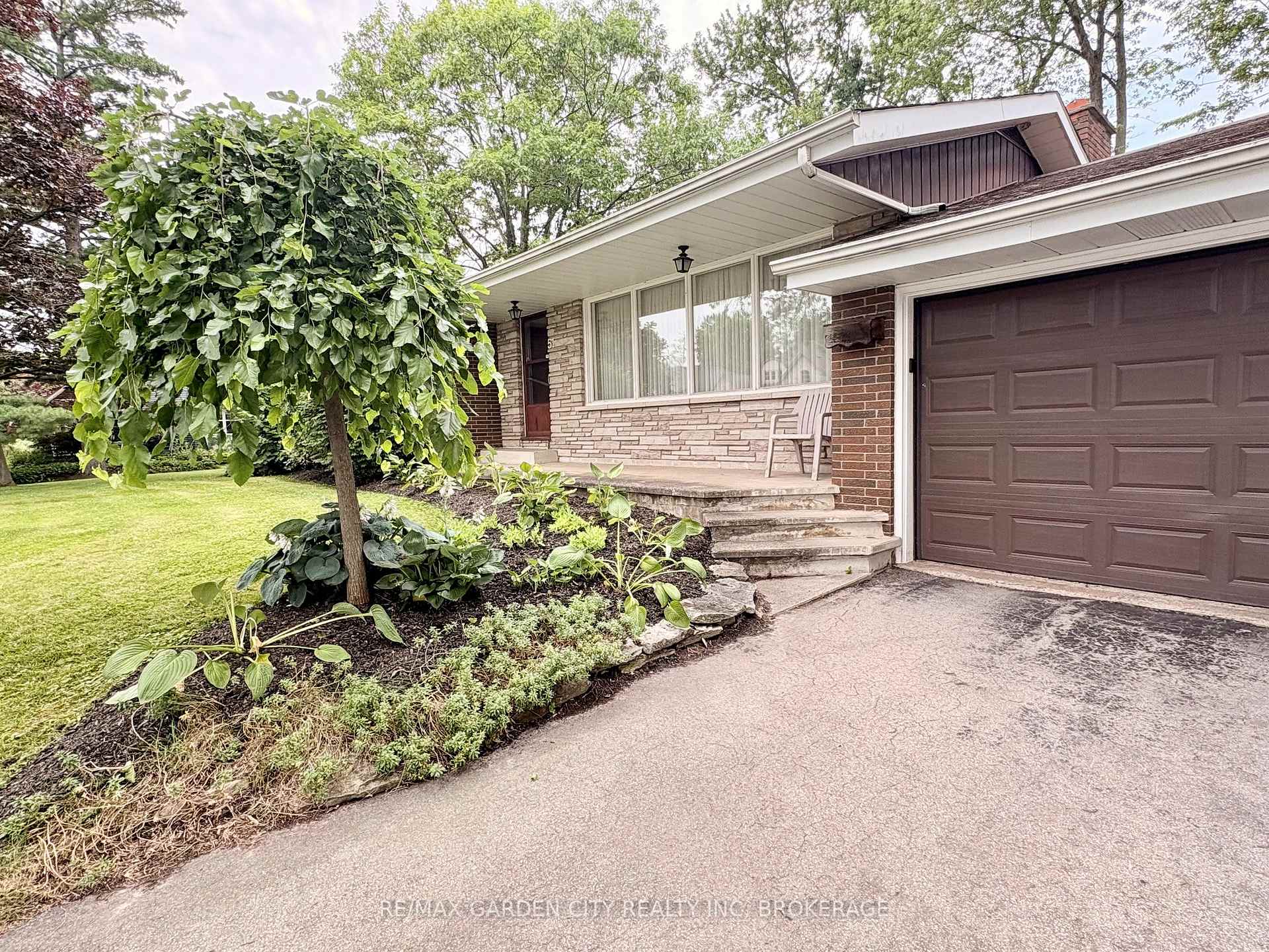 Photo 2 of 51 Bacon Lane, Pelham, Fonthill — HOMEH